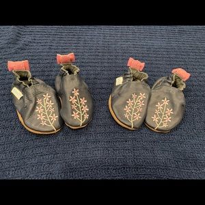 Robeez 0-6 months booties (twin set)